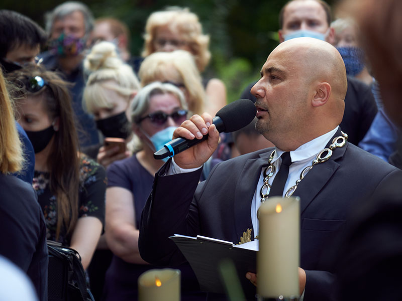 Marcin Kruk, mistrz ceremonii pogrzebowej Lilia Kraków, podczas uroczystości świeckiej